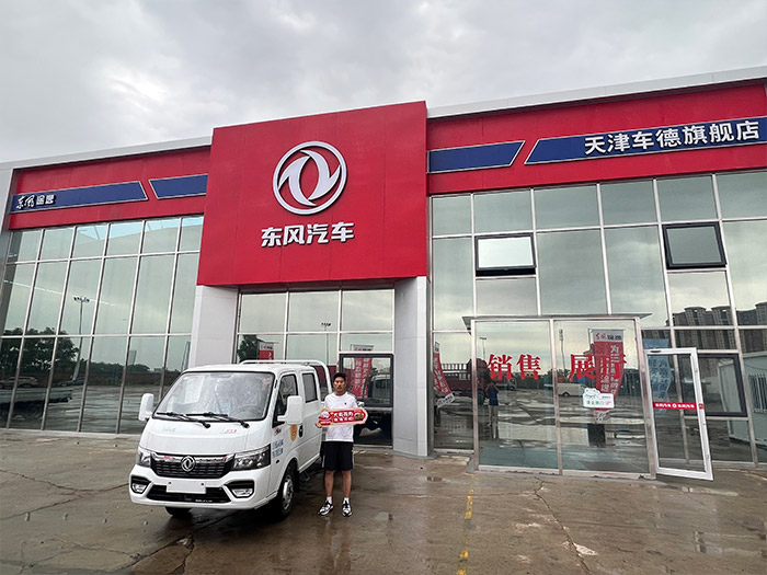 东风途逸T5客户提车