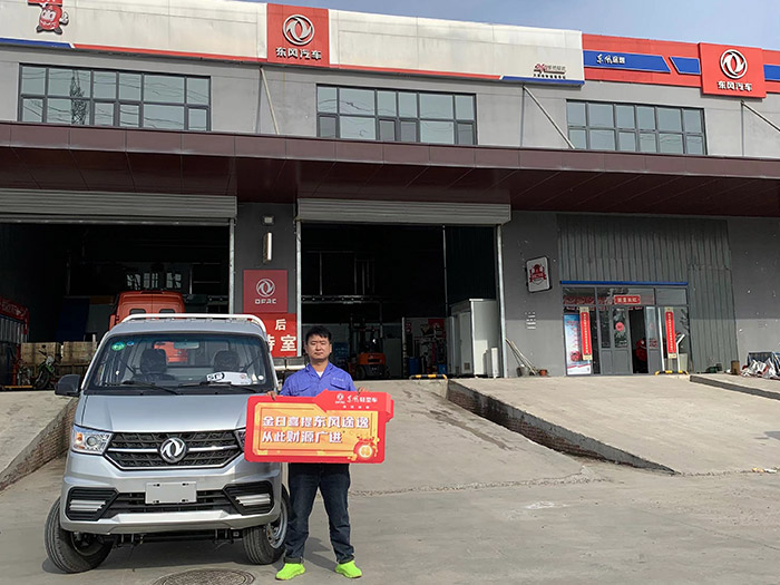 东风途逸T3客户提车